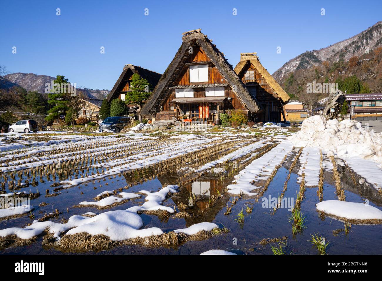 Das Dorf Shirakawa wurde 1995 zum UNESCO-Weltkulturerbe erklärt. Das mit steilen Reetdächern gestaltete Bauernhaus ähnelt den Händen von Buddhi Stockfoto