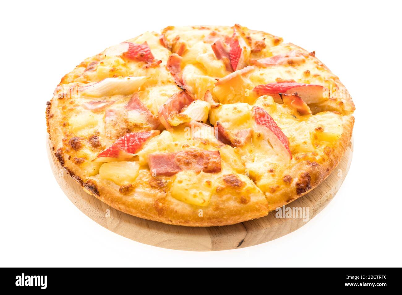 Pizza hawaiianische Meeresfrüchte auf Holzteller isoliert auf weißem Hintergrund - ungesunde und Junk-Food Stockfoto