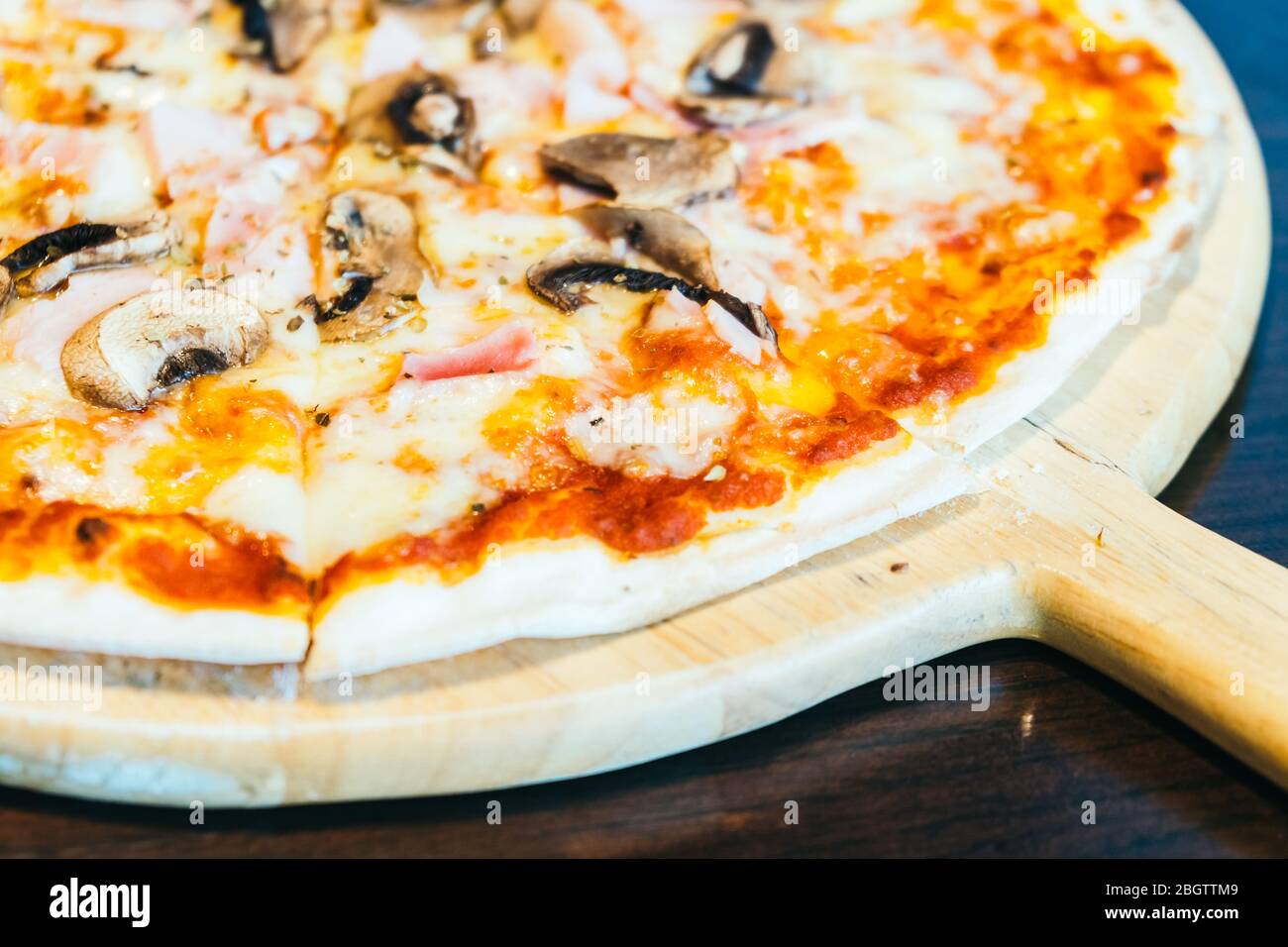 Pizza mit Schinken und Pilzen - italienische Speisen Stil Stockfoto