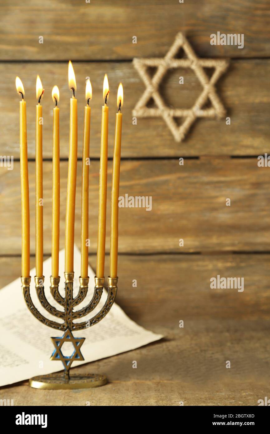 Menorah auf Holzhintergrund Stockfoto