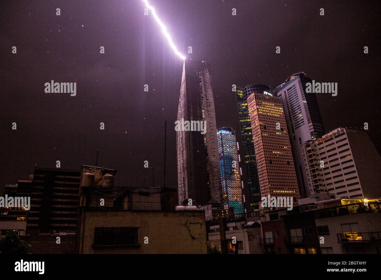 Ein Strahl trifft auf Torre Reforma, eines der neuen und höchsten Gebäude am Finanzzentrum von Reforma Ave., im Zentrum von Mexiko-Stadt während der Einsperre. Stockfoto