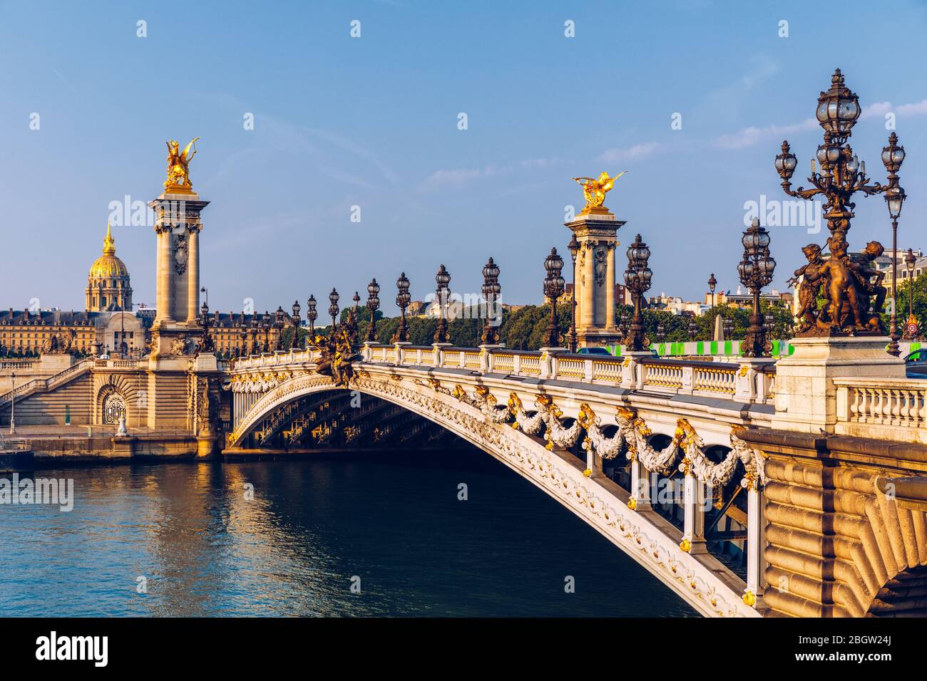 Pont Alexandre III Brücke über Fluss Seine in der sonnigen Sommermorgen. Brücke mit verzierten Jugendstil Lampen und Skulpturen dekoriert. Die Alexander I Stockfoto