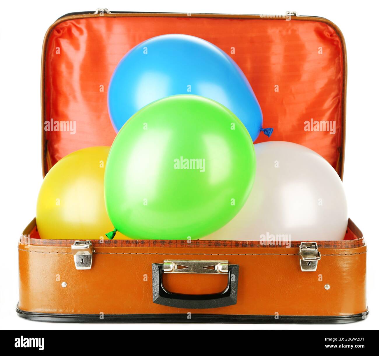 Haufen von Ballons in verschiedenen Farben in alten Koffer, isoliert auf weiß Stockfoto