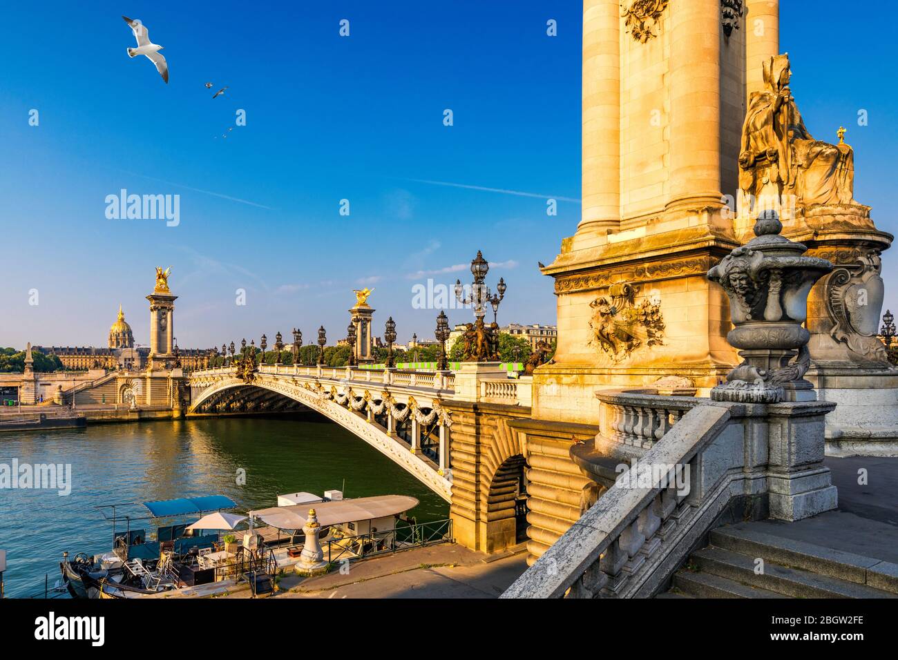 Pont Alexandre III Brücke über Fluss Seine in der sonnigen Sommermorgen. Brücke mit verzierten Jugendstil Lampen und Skulpturen dekoriert. Die Alexander I Stockfoto