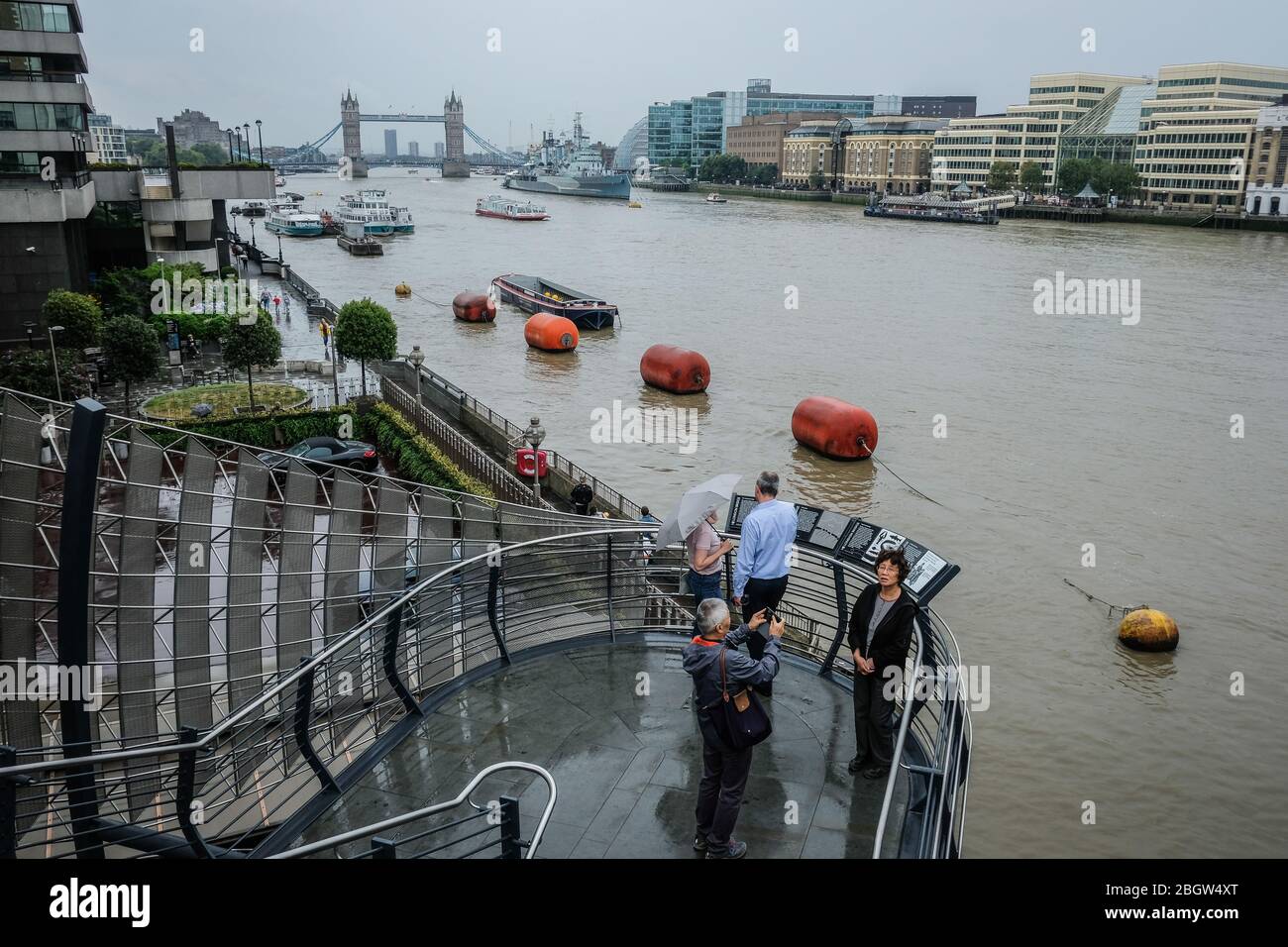 LONDON, ENGLAND - 19. AUGUST: Touristen, die am 19. August 2016 an einem regnerischen Tag vor dem Fluss Fotos machen, in London, England. Stockfoto