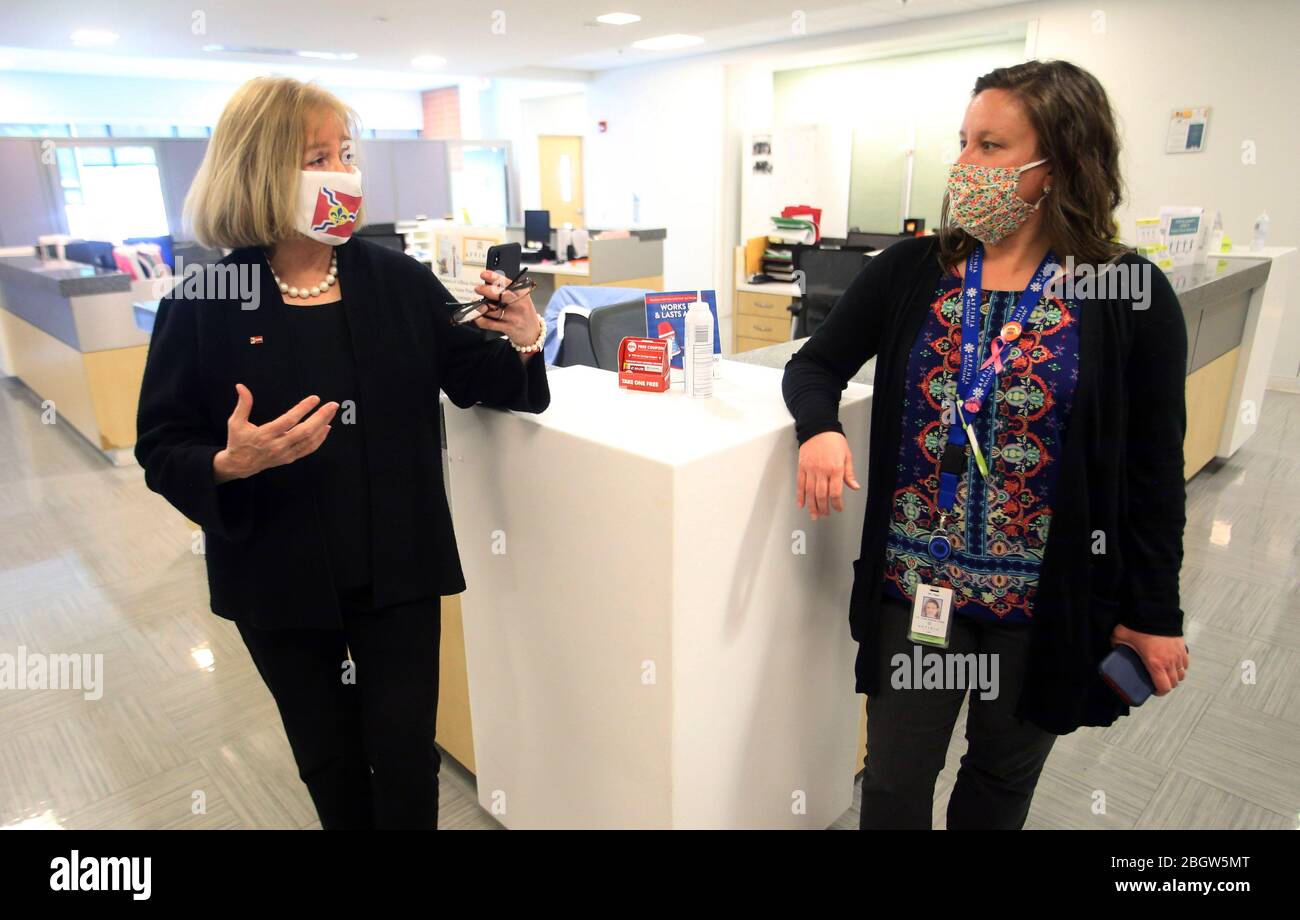 St. Louis, Usa. April 2020. Die Bürgermeisterin von St. Louis, Lyda Krewson, (L), spricht mit der Chief Medical Officer, Dr. Melissa Tepe, während einer Führung durch ein neues Coronavirus-Testzentrum im Affinia Health Care, in St. Louis am Mittwoch, 22. April 2020. Das neue Testzentrum befindet sich in einer einkommensschwachen Nachbarschaft, wo Menschen ohne Auto für einen Covid-19-Test aufsteigen können und nicht im Auto sein müssen. Foto von Bill Greenblatt/UPI Quelle: UPI/Alamy Live News Stockfoto