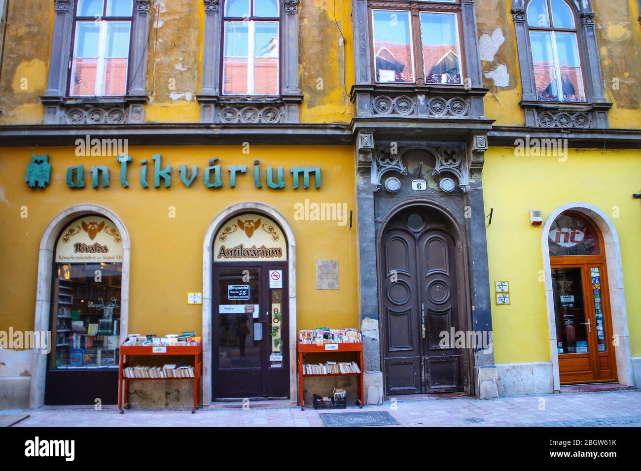 Alte Buchhandlung in einem gelben historischen Gebäude in Györ, Ungarn, einer großen Stadt zwischen Wien und Budapest im westlichen Transdanubien. Stockfoto