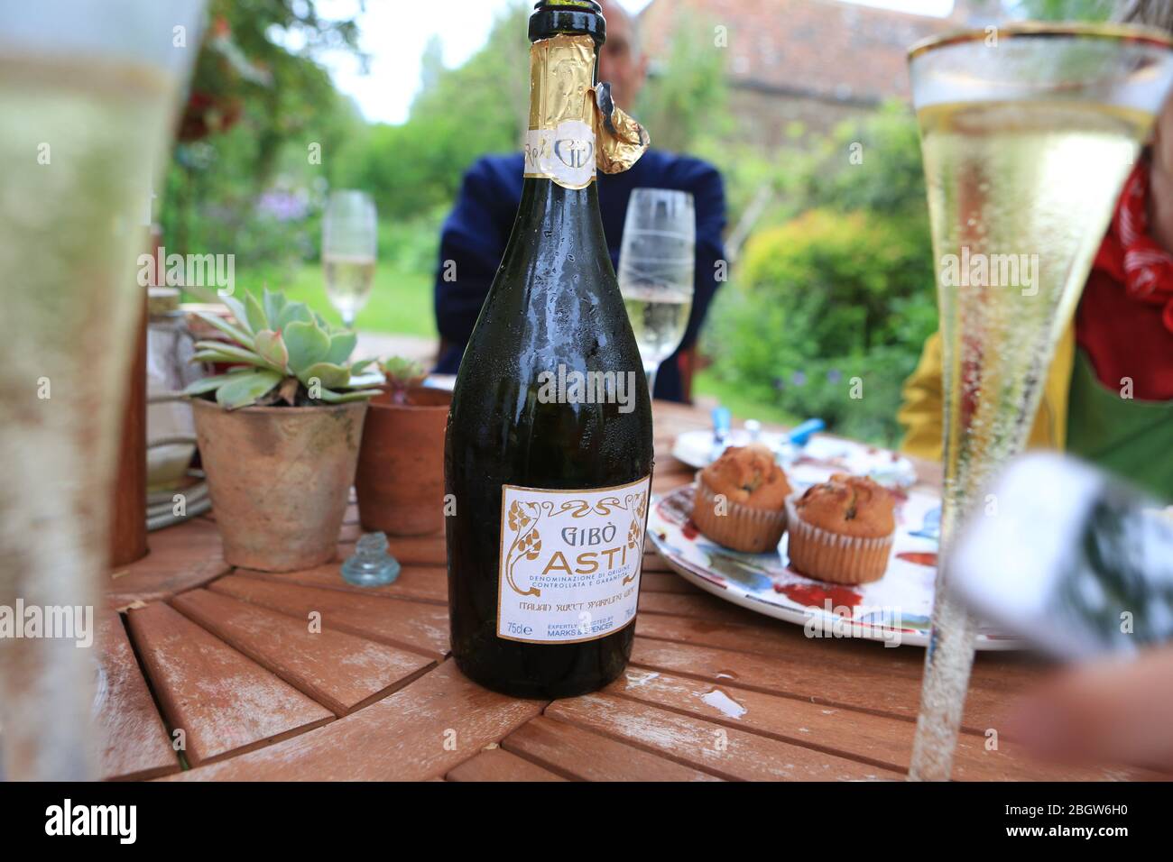 Freunde genießen Tee im Garten mit Sekt Feier Stockfoto