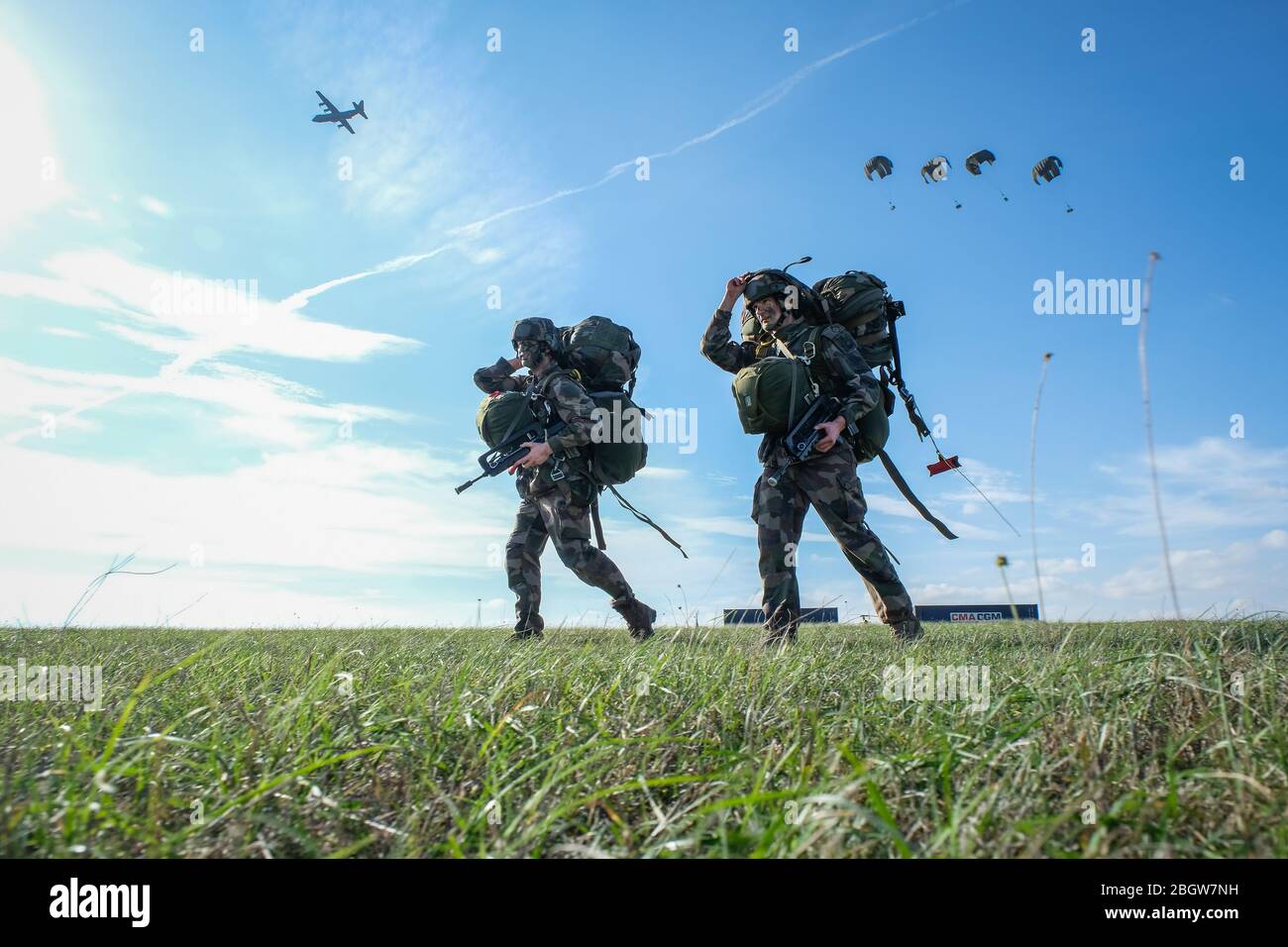 CAYLUS, FRANKREICH - NOVEMBER 14: Soldaten, die ihren Fallschirm nach ihrem Sprung aus einem Flugzeug in Südfrankreich für die Ausbildung des Falcon Amaran tragen Stockfoto