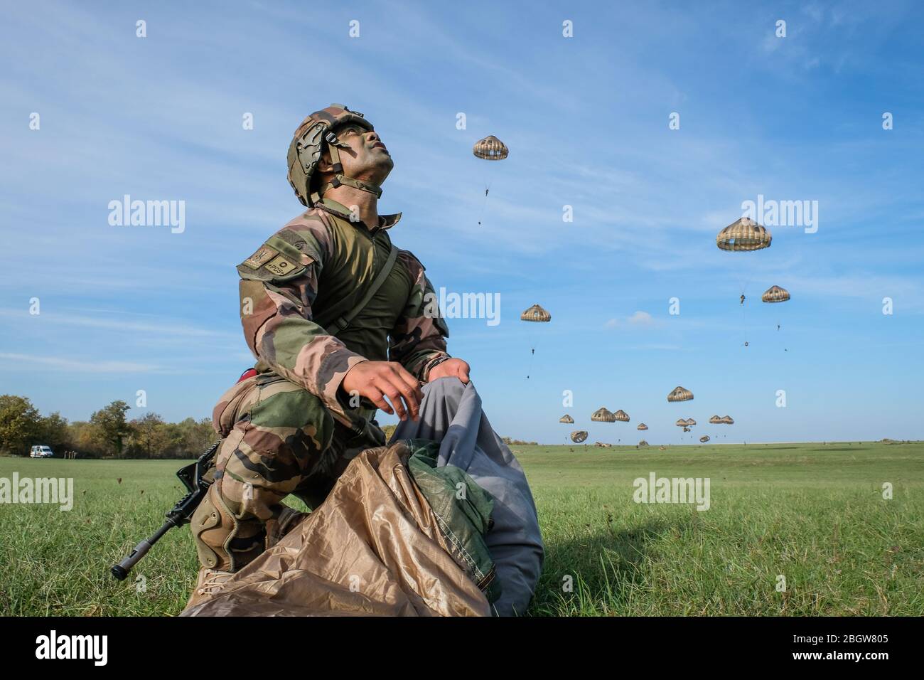 CAYLUS, FRANKREICH - NOVEMBER 14: Ein Soldat, der seinen Fallschirm nach seinem Sprung aus einem Flugzeug in Südfrankreich faltet, um den Falcon Amarante m zu trainieren Stockfoto