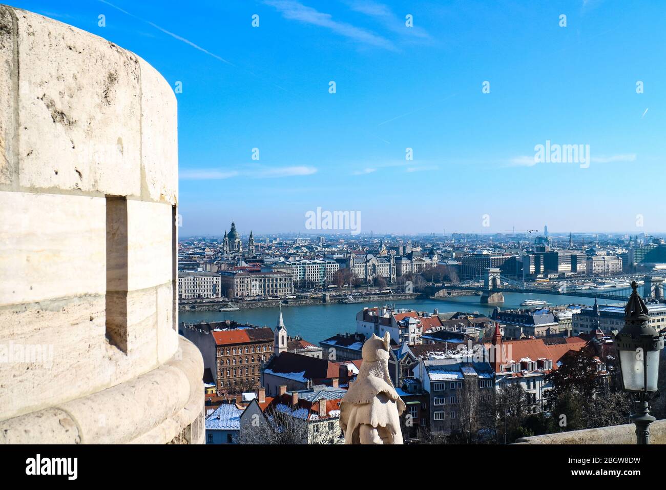 Luftaufnahme des Zentrums von Budapest, Ungarn, mit Donau, St.-Stephans-Basilika und der berühmten Kettenbrücke von der Fischerbastei aus gesehen. Stockfoto