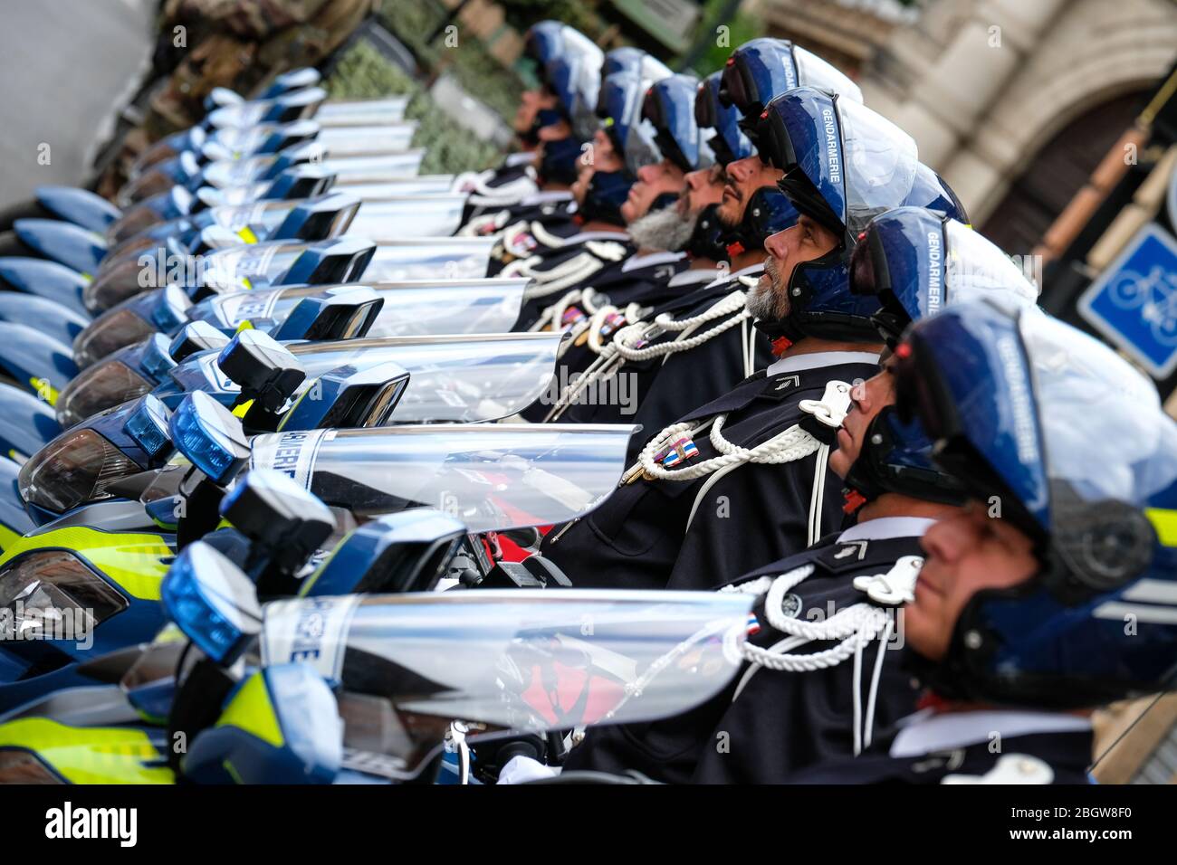 TOULOUSE, FRANKREICH - 14. JULI: Die französischen Polizeikräfte ziehen mit ihren Motorrädern während der Feier des 14. juli, dem tag der bastille, auf Languedo Stockfoto