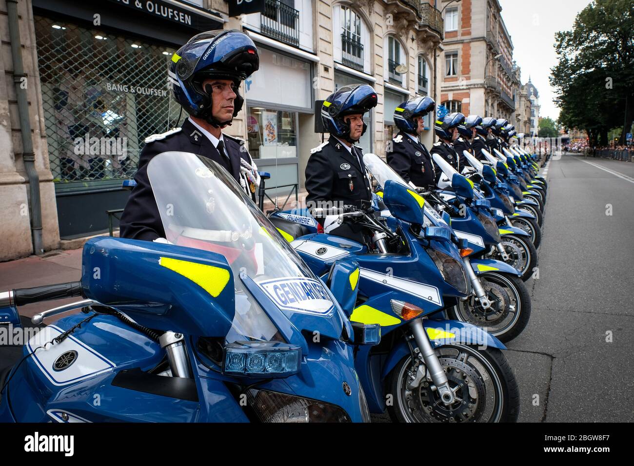 TOULOUSE, FRANKREICH - 14. JULI: Die französischen Polizeikräfte ziehen mit ihren Motorrädern während der Feier des 14. juli, dem tag der bastille, auf Languedo Stockfoto