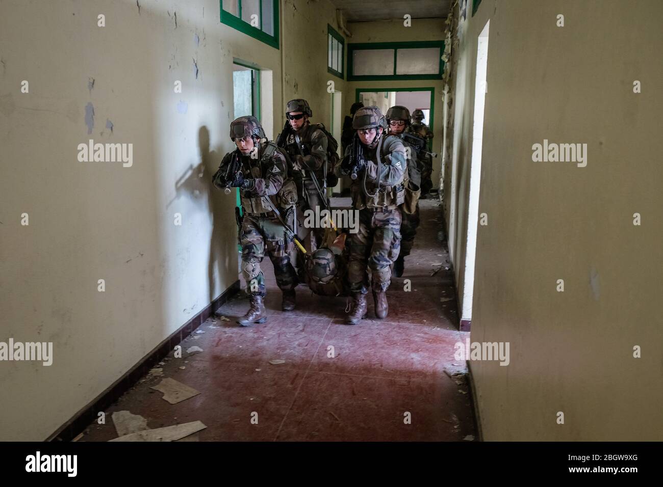 TOULOUSE, FRANKREICH - NOVEMBER 30: Soldaten trainieren während einer Mission gegen Terroristen in einem Trainingsgebäude der sentinelle oper, um jemanden zu retten Stockfoto