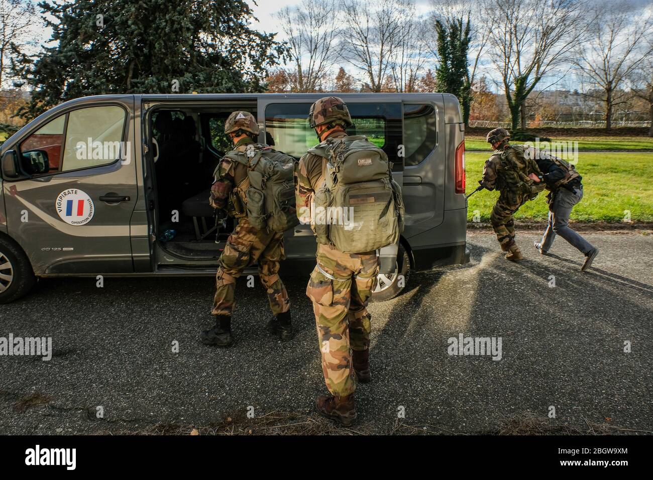 TOULOUSE, FRANKREICH - NOVEMBER 30: Soldaten trainieren während einer Mission gegen Terroristen in einem Trainingsgebäude der sentinelle oper, um jemanden zu retten Stockfoto