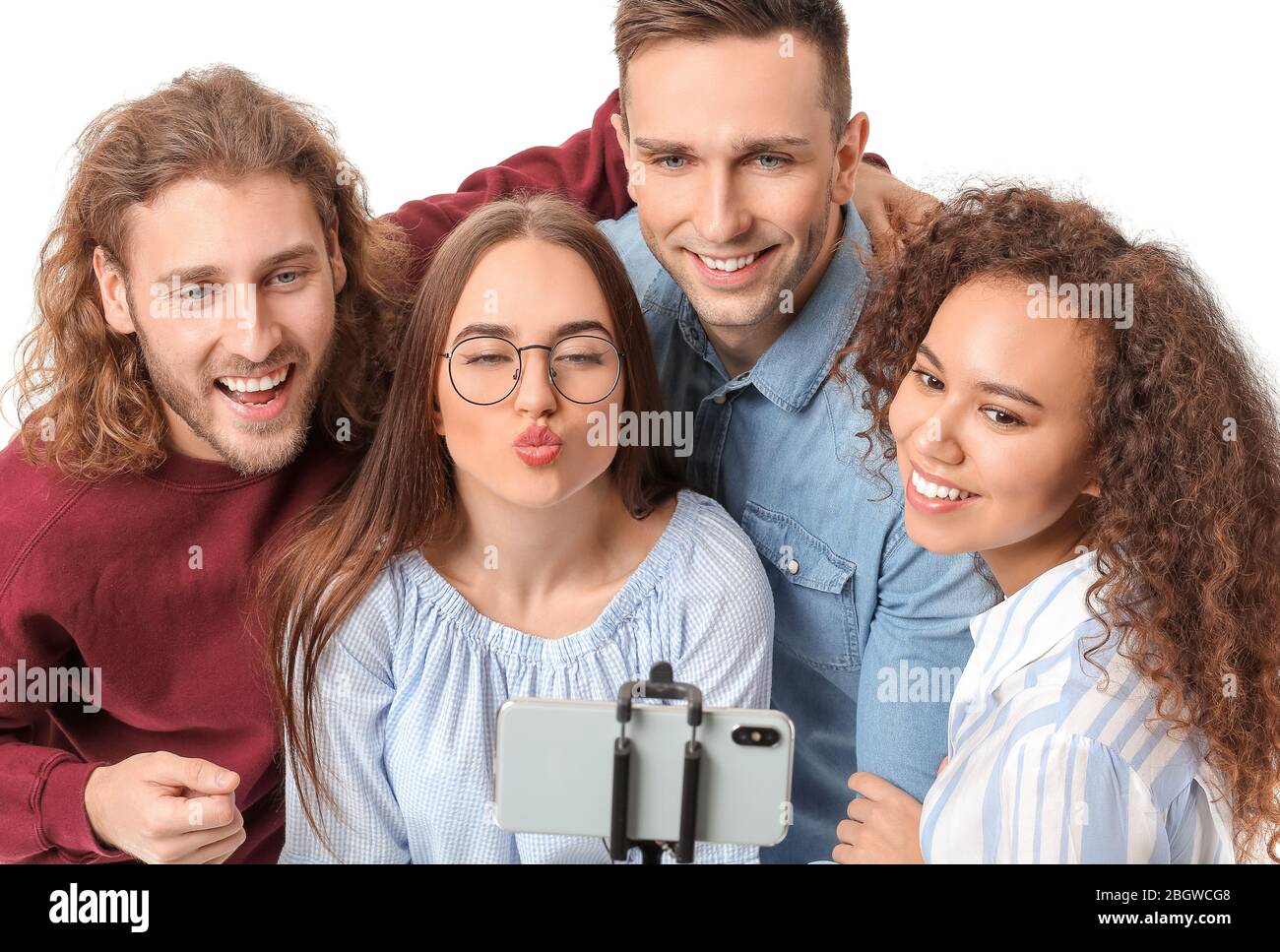 Freunde, die Selfie auf weißem Hintergrund aufnehmen Stockfoto