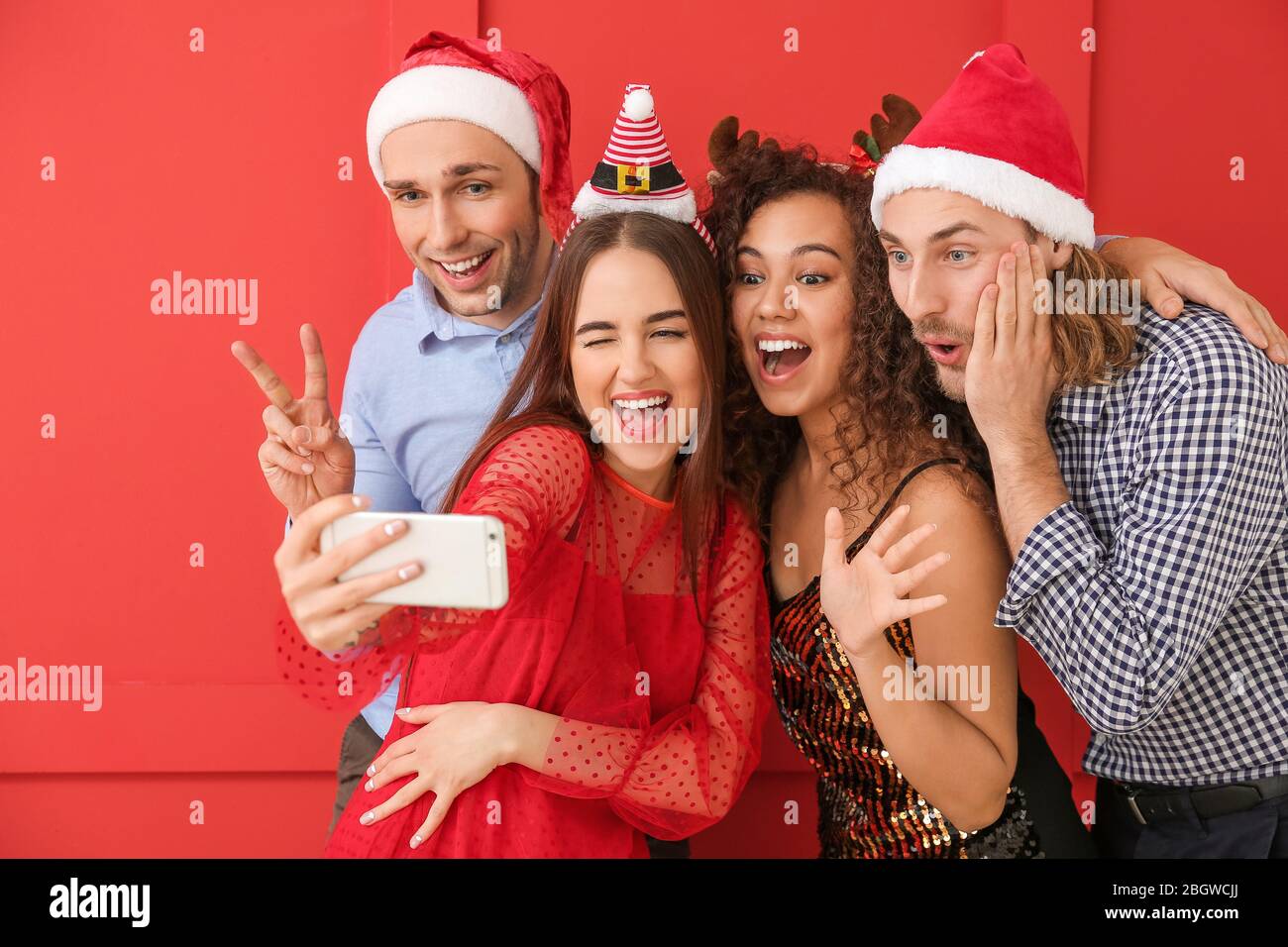 Freunde, die Selfie auf der Weihnachtsfeier machen Stockfoto