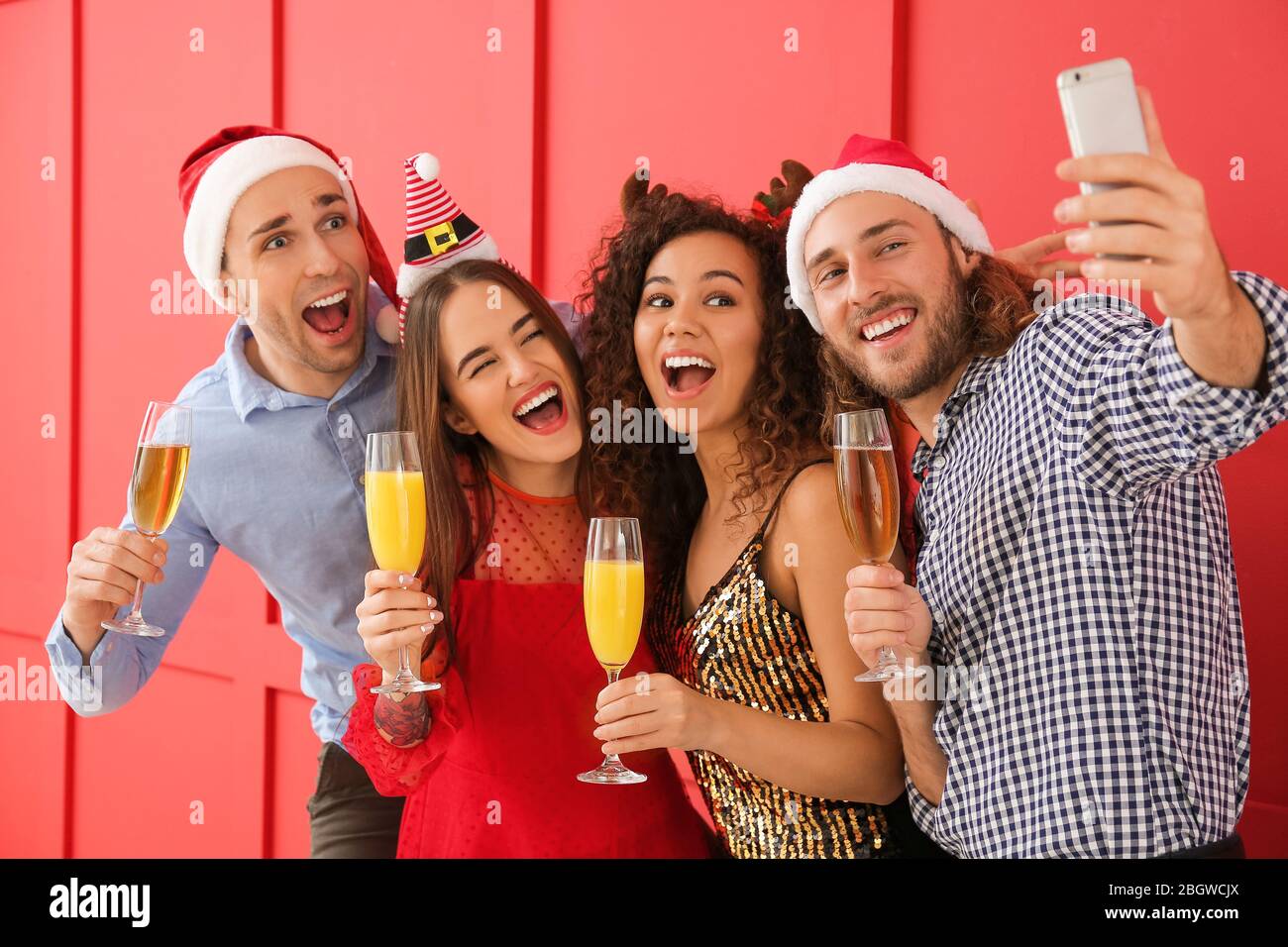 Freunde, die Selfie auf der Weihnachtsfeier machen Stockfoto