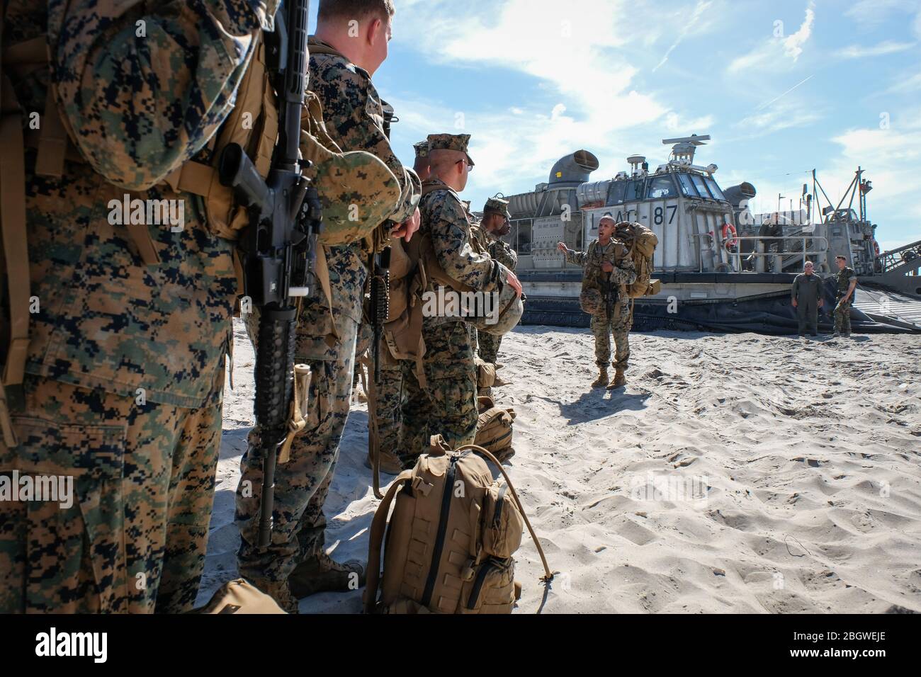JACKSONVILLE, USA - OKTOBER 19: US-Marine Hovercraft hinter Soldaten am Strand, die sich für die amphibische mutige Alligator-Übung vorbereiten, die von Th Stockfoto
