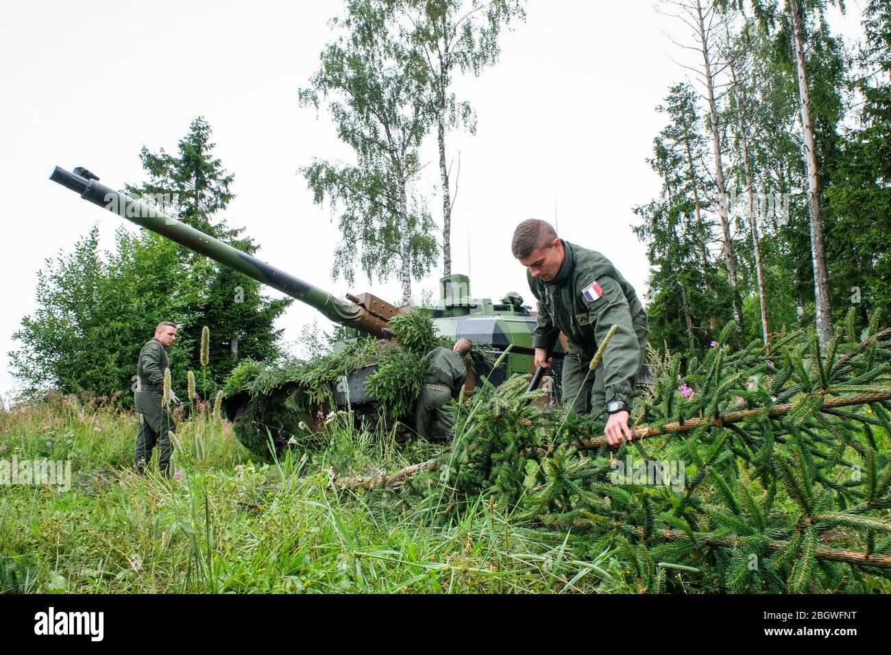 TAPA, ESTLAND - AUGUST 22: Französische Soldaten verstecken einen Leclerc Tank mit Vegetation, Viru, Tapa, Estland am 22. august 2017 in Tapa, estland. Stockfoto