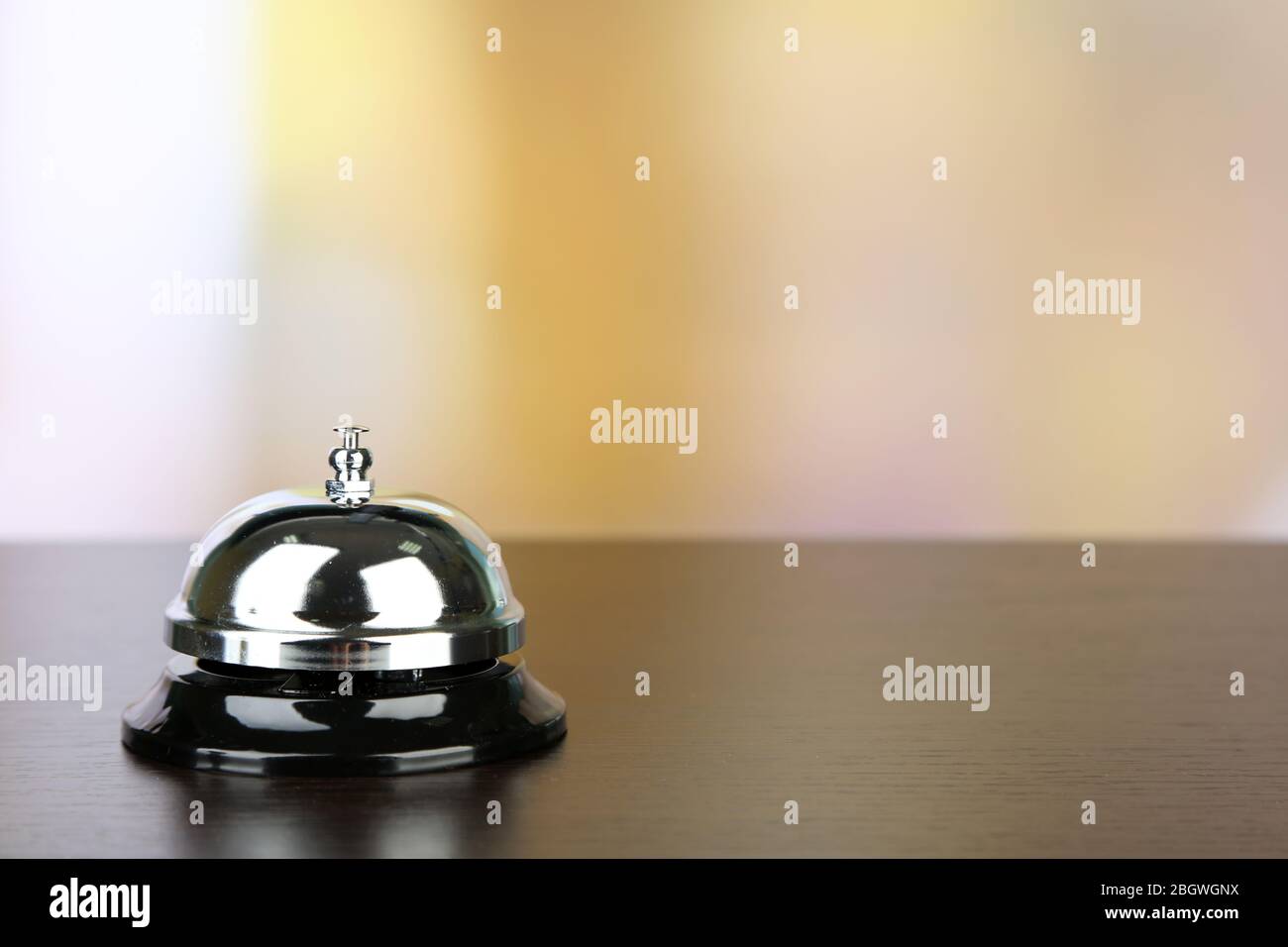 Empfangsglocke auf dem Schreibtisch, auf hellem Hintergrund Stockfoto