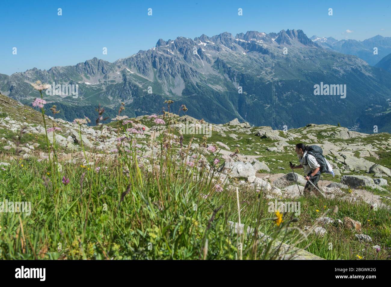 CHAMONIX, FRANKREICH - JULI 01: Ein Soldat bei einer Wanderübung mit der Bergmilitärschule, die die zukünftigen Alpinjäger, Auve, trainiert Stockfoto