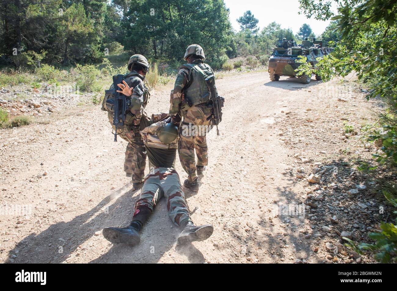 DRAGUIGNAN, FRANKREICH - JULI 21: Soldaten retten einen gefälschten Verwundeten während eines simulierten Konflikts zwischen Soldaten und Terroristen, mit gefälschten Leichen, gefälscht Stockfoto