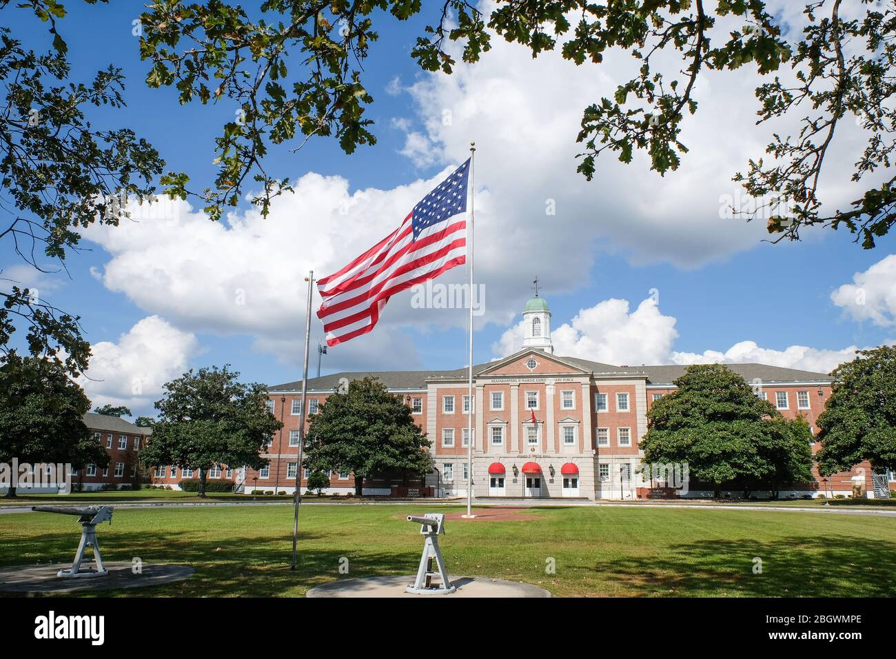 JACKSONVILLE, USA - OKTOBER 22: Eine Flagge vor dem Hauptquartier der marinen Expeditionstruppe während der Amphibienbold Alligator Übung oder Stockfoto