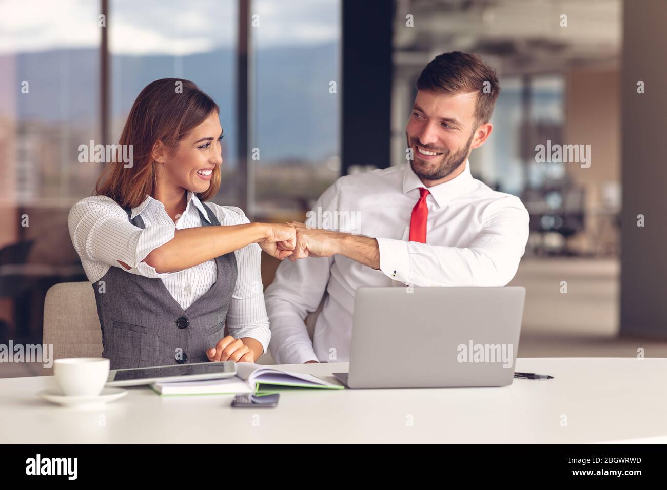 Junge Geschäftsleute arbeiten zusammen am Computer Stockfoto