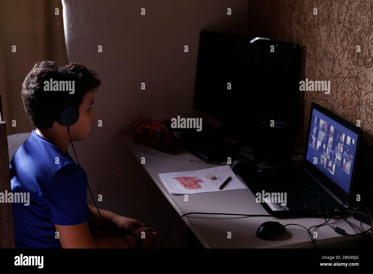 Oliveira, MG / Brasilien - 2020-04-22: Schüler nimmt an Online-Klassenzimmer zu Hause auf dem Computer Stockfoto