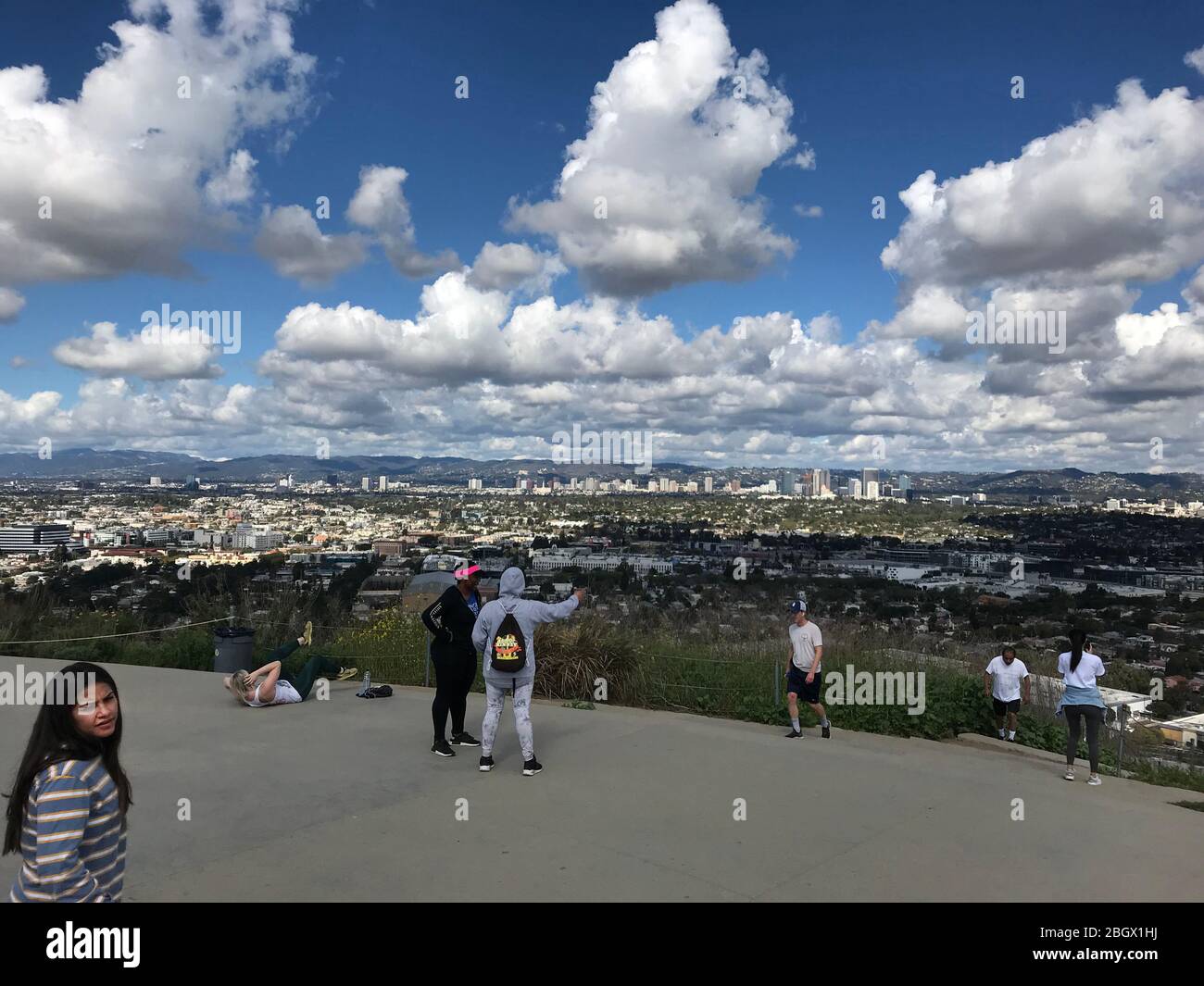 Die Leute genießen den Blick über das Los Angeles Becken von Culver City, Century City und Westwood von oben auf dem Baldwin Hills Scenic Overlook Park. Stockfoto