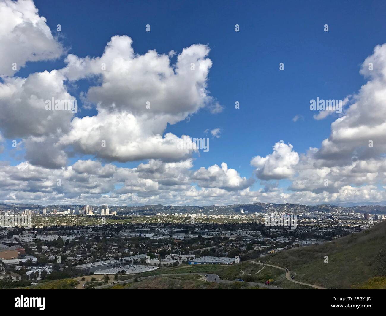 Blick über das Los Angeles Becken von Culver City, Century City und Westwood von Baldwin Hills landschaftlich reizvoller Aussichtspark an einem klaren Tag. Stockfoto