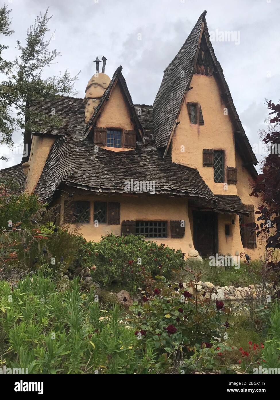 Das Bevely Hills Witch House in einem Wohngebiet von Beverly Hills, CA war einst ein Filmset. Stockfoto