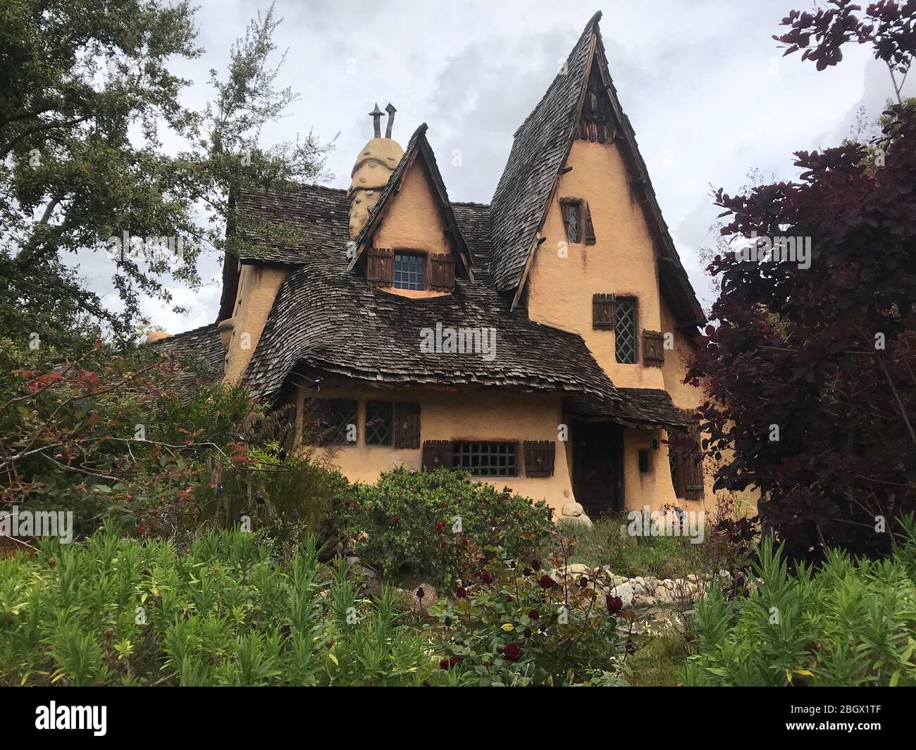 Das Bevely Hills Witch House in einem Wohngebiet von Beverly Hills, CA war einst ein Filmset. Stockfoto