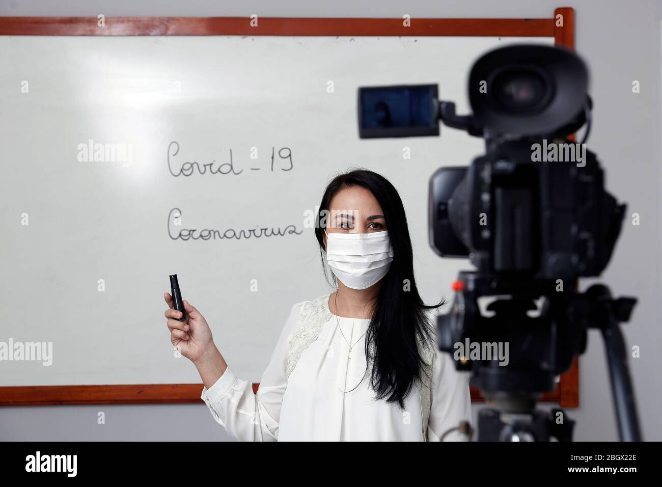 Oliveira, MG / Brasilien - 2020-04-08: Lehrer mit Atemschutzmaske während der Präsentation der Online-virtuellen Klasse Stockfoto