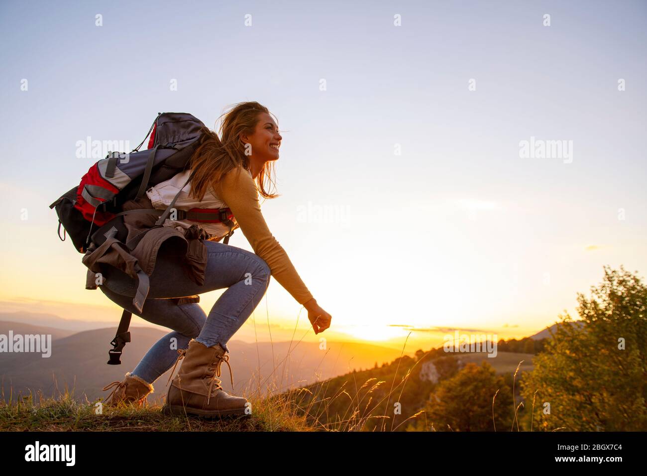 Porträt der glückliche junge Frau Wandern in den Bergen Stockfoto