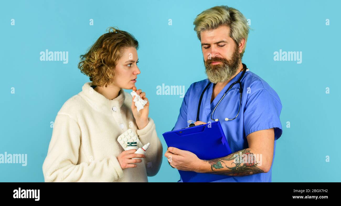 Schreiben Rezept. Medizinische Fachkräfte. Gesundheitswesen und Medizin. Arzt und Patient diskutieren Behandlung. Beratung über die Diagnose der Krankheit. Arzt und Patient treffen im Krankenhaus. Stockfoto