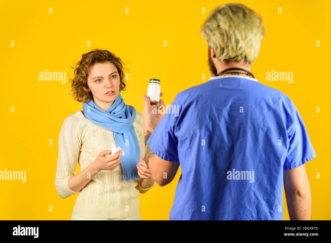 Pillen für Sie. Arzt und Patient treffen im Krankenhaus. Healthcare-Profis. Gesundheitswesen und Medizin. Arzt und Patient diskutieren Behandlung. Beratung über die Diagnose der Krankheit. Stockfoto