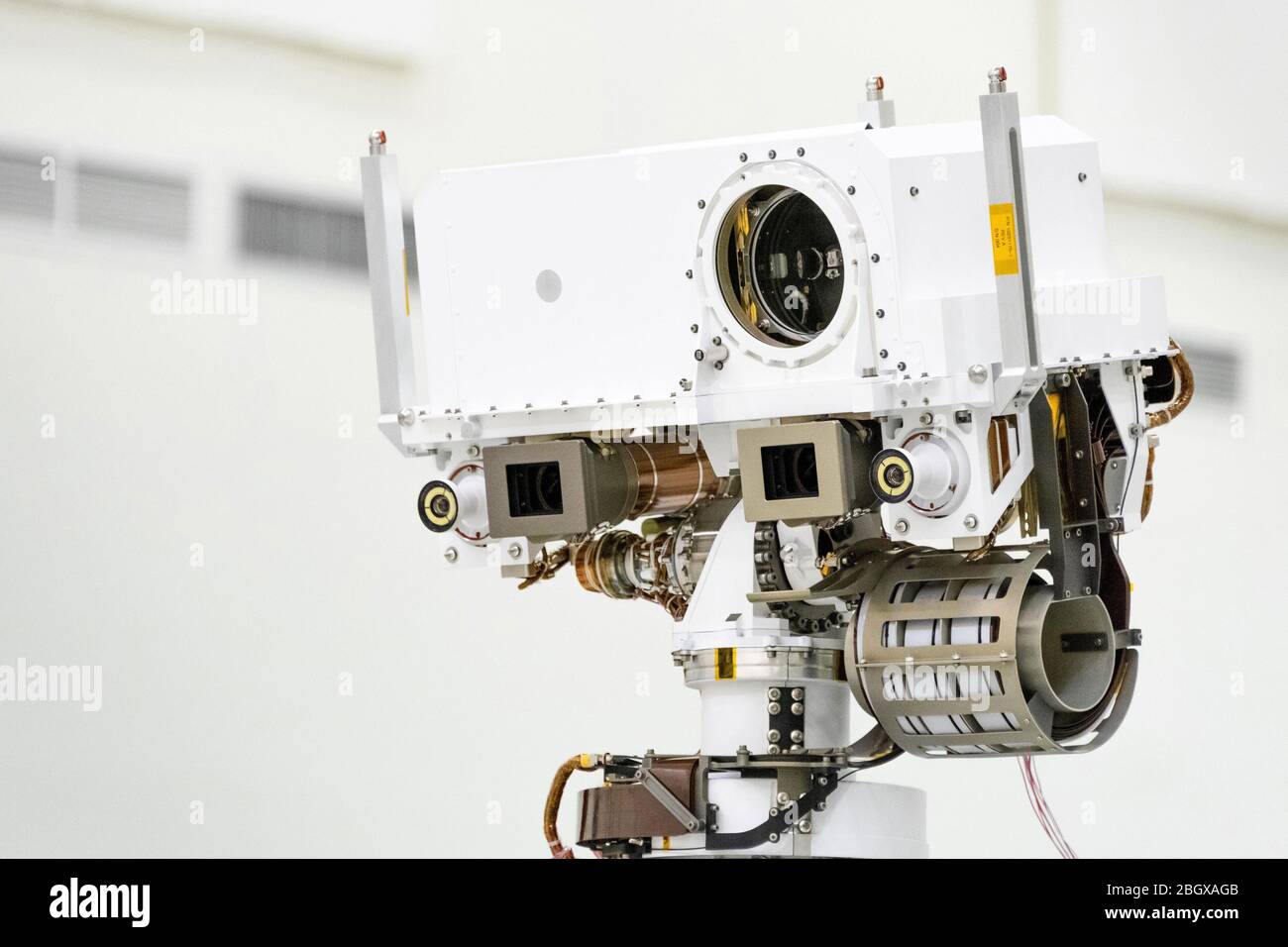 Der Mars Perseverance Rover, ausgestattet mit visionären wissenschaftlichen Instrumenten, wurde nach der Installation mehrerer Kameras einer Augenuntersuchung unterzogen. Der Rover verfügt über eine Vielzahl von Bildgebungsmöglichkeiten, von Weitwinkel-Landschaftskameras bis hin zu hochauflösenden Zoom-Kameras mit schmalem Winkel. Dieses Bild, das am 23. Juli 2019 in der High Bay 1 der Raumsonde Assembly Facility im Jet Propulsion Laboratory in Pasadena, Kalifornien, aufgenommen wurde, zeigt eine Nahaufnahme des Kopfes des Fernerkundungsmasts des Rover. Der Kopf enthält das SuperCam Instrument. (Die Linse befindet sich in der großen kreisförmigen Öffnung.) In den grauen Kästen benea Stockfoto