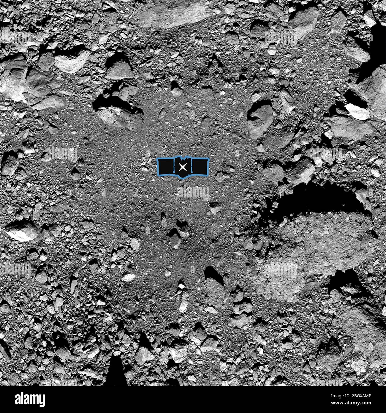 Dieses Bild zeigt die Probenstelle Nightingale Crater, OSIRIS-Rex's primäre Probenentnahmestelle auf dem Asteroiden Bennu. Das Bild ist mit einer Grafik der OSIRIS-Rex-Sonde überlagert, um den Umfang der Anlage zu veranschaulichen. Im August wird die Robotersonde erstmals versuchen, auf die Oberfläche eines Asteroiden abzusteigen, eine Probe zu sammeln und sie schließlich sicher zur Erde zurückzubringen. Um diese Herausforderung zu erreichen, entwickelte das Missionsteam neue Techniken, um in der Schwerelosigkeit des Asteroiden Bennu zu operieren - aber sie benötigen noch Erfahrung, die Raumsonde in unmittelbarer Nähe zu fliegen Stockfoto