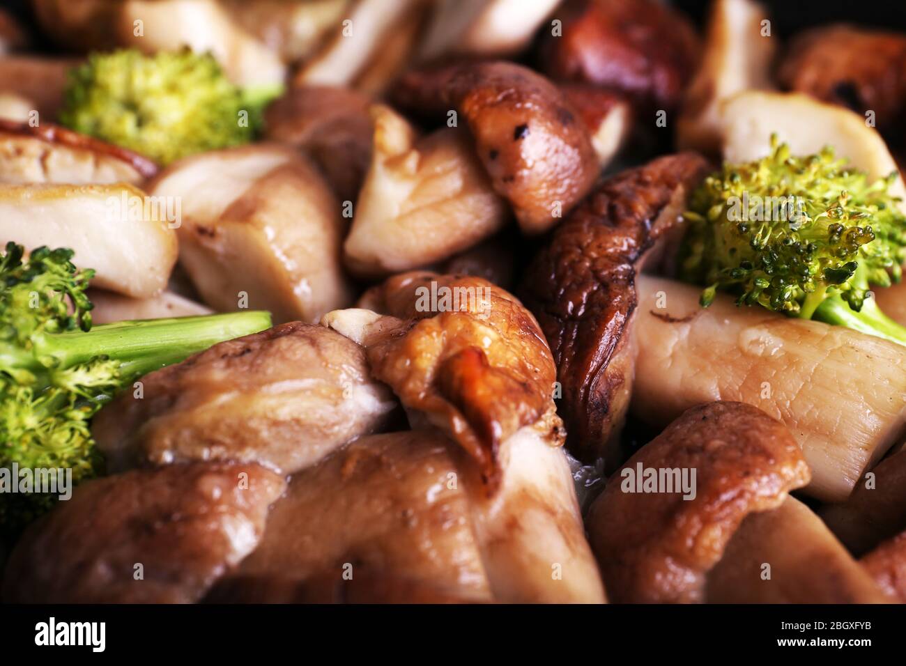 Geschmorte Wildpilze mit Gemüse und Gewürzen im Nahaufnahme-Hintergrund Stockfoto