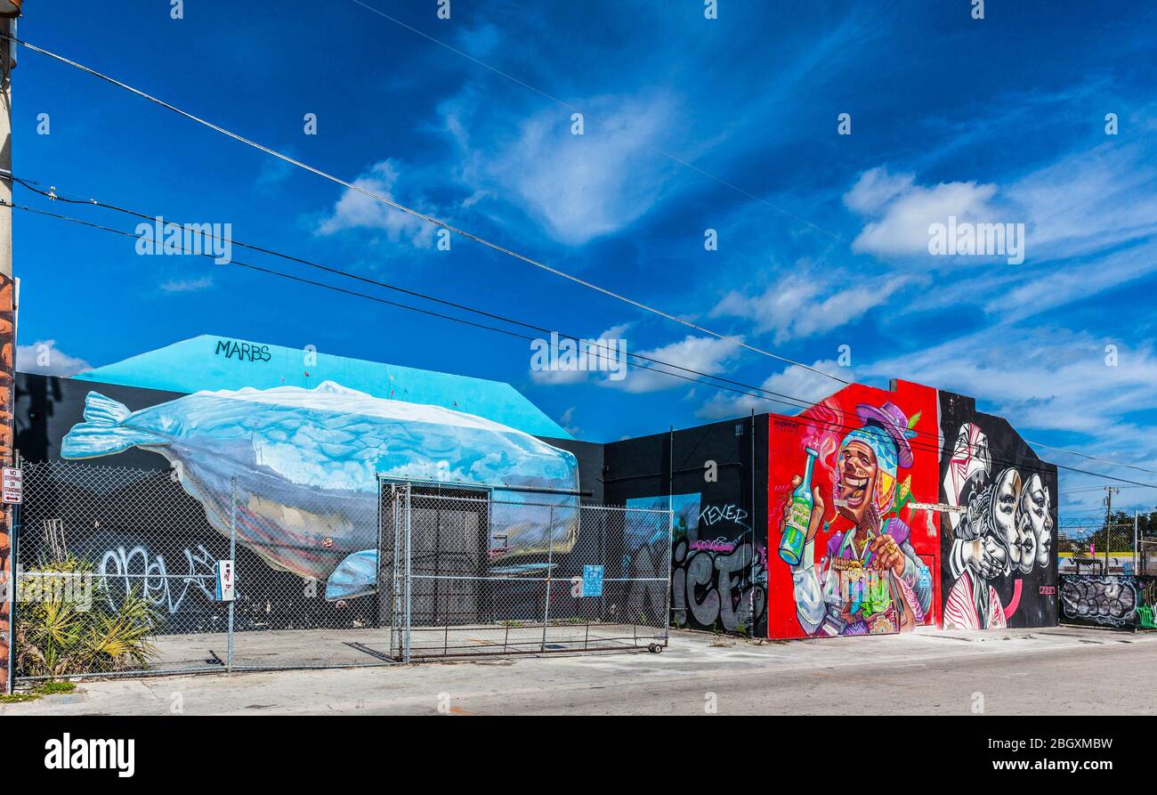 Ein heruntergekommenes Lager mit farbenfrohen Graffiti, Wynwood Art District, Miami, Florida, USA. Stockfoto