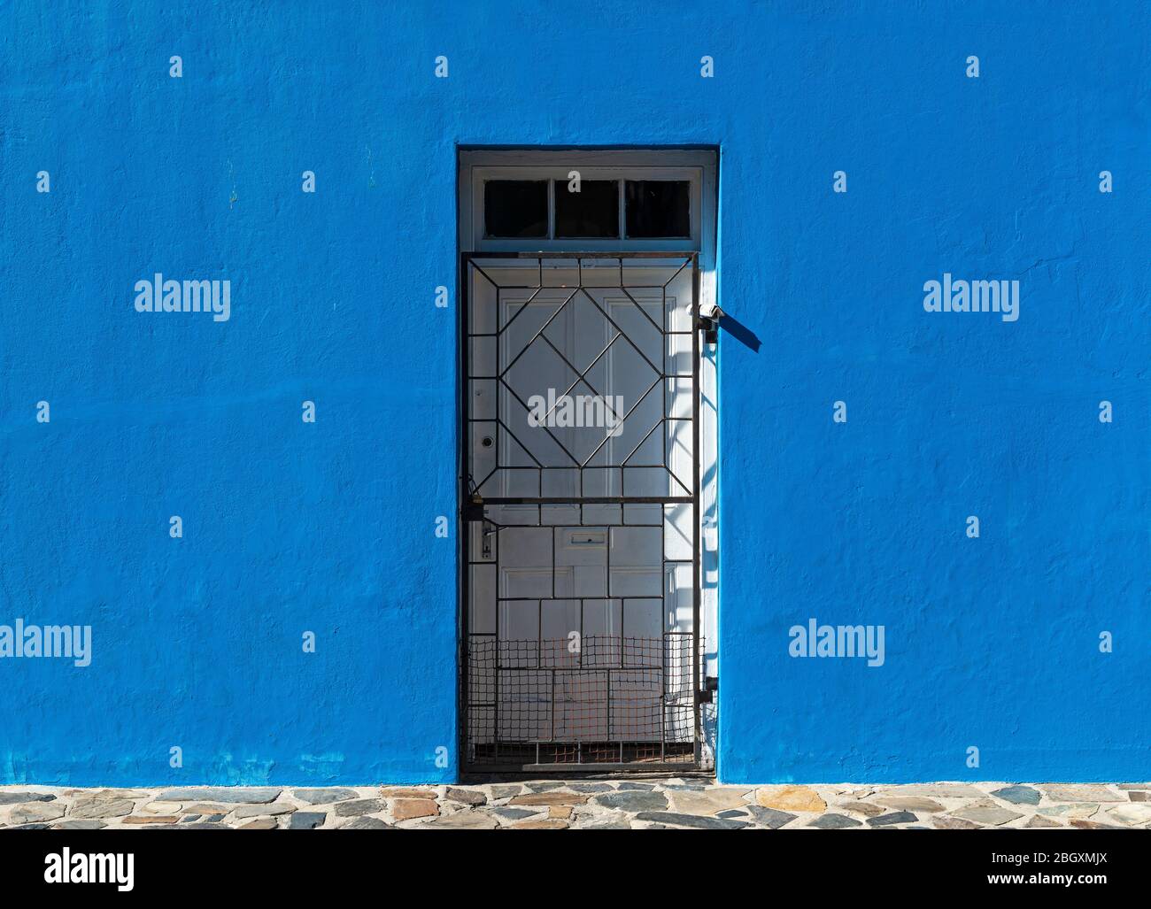 Ein farbenfroher Blick auf die blaue Straße auf das malaiische Viertel Bo Kaap in Kapstadt mit seiner traditionellen Architektur, Südafrika. Stockfoto