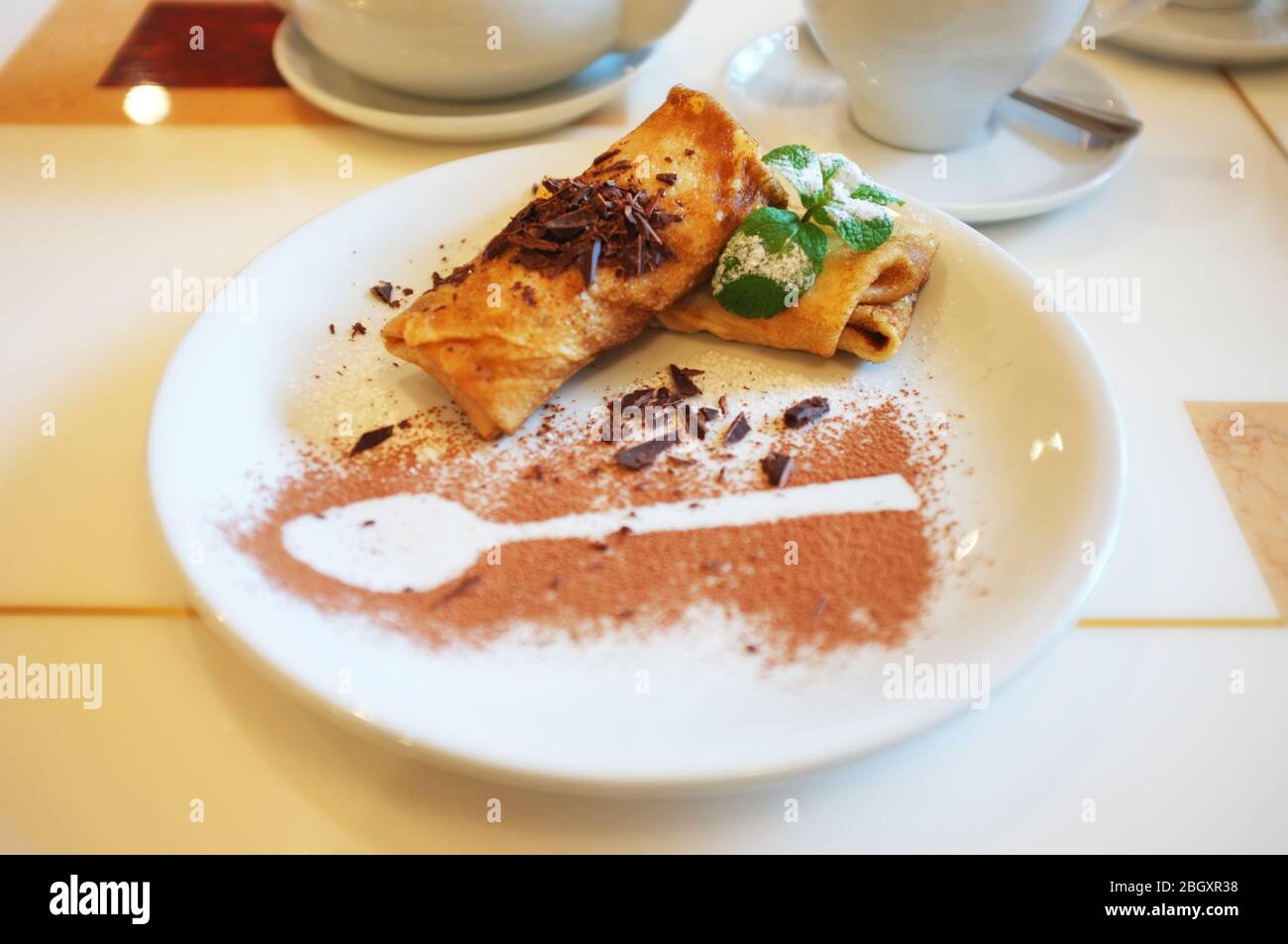 Leckere Pfannkuchen auf dem Teller im Café Stockfoto