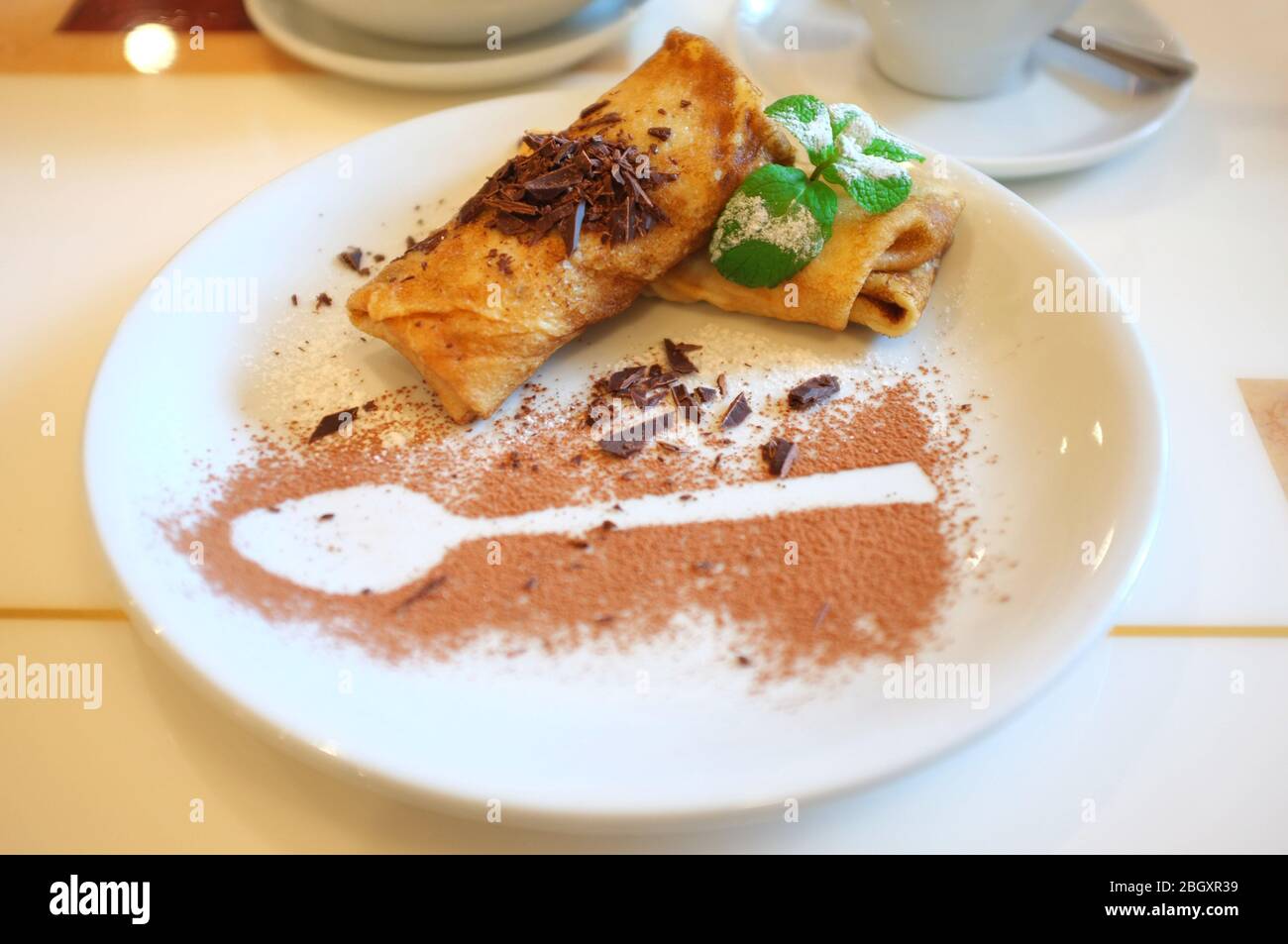 Leckere Pfannkuchen auf dem Teller im Café Stockfoto