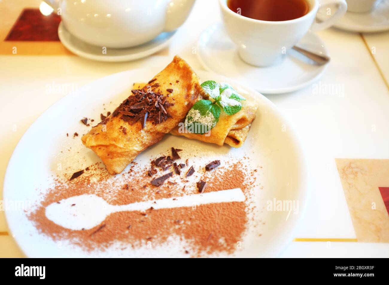 Leckere Pfannkuchen auf dem Teller im Café Stockfoto