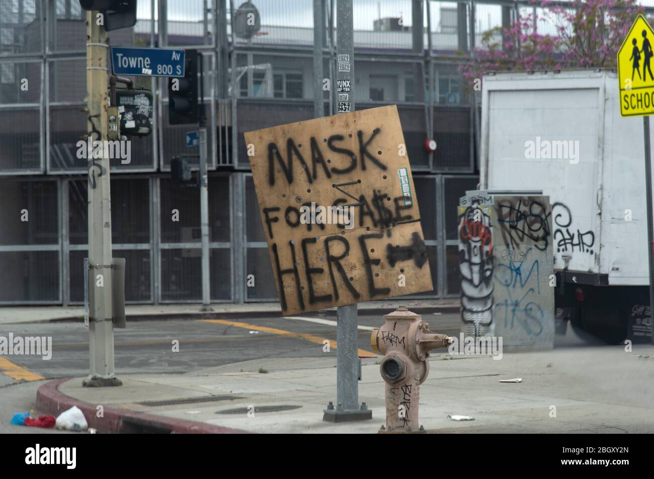 Los Angeles, CA/USA - 18. April 2020: Handgeschriebenes Schild, das auf ein Geschäft zeigt, das Gesichtsmasken während der Coronavirus-Quarantäne verkauft Stockfoto