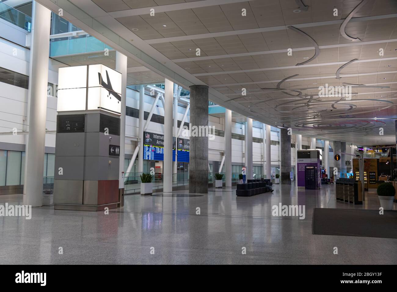 In einem ruhigen, leeren Terminal 1 Ankunft am Toronto Pearson Intl. Flughafen während der weltweiten COVID-19 Coronavirus-Pandemie. Stockfoto