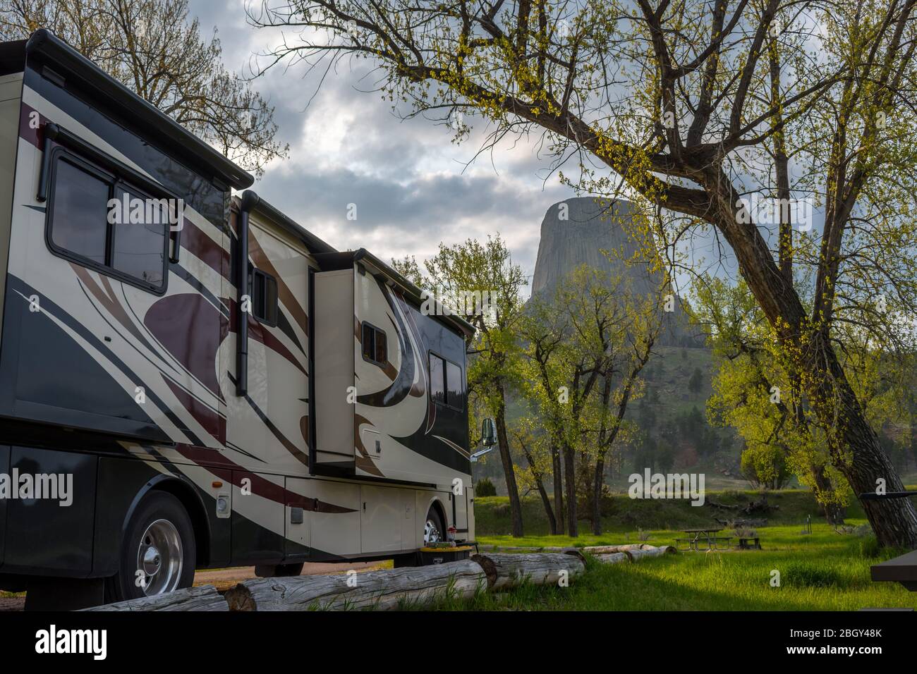 Devils Tower NM, Wyoming, 31. Mai 2019: Genießen Sie die fesselnde Aussicht von unserem Wohnmobil Stockfoto