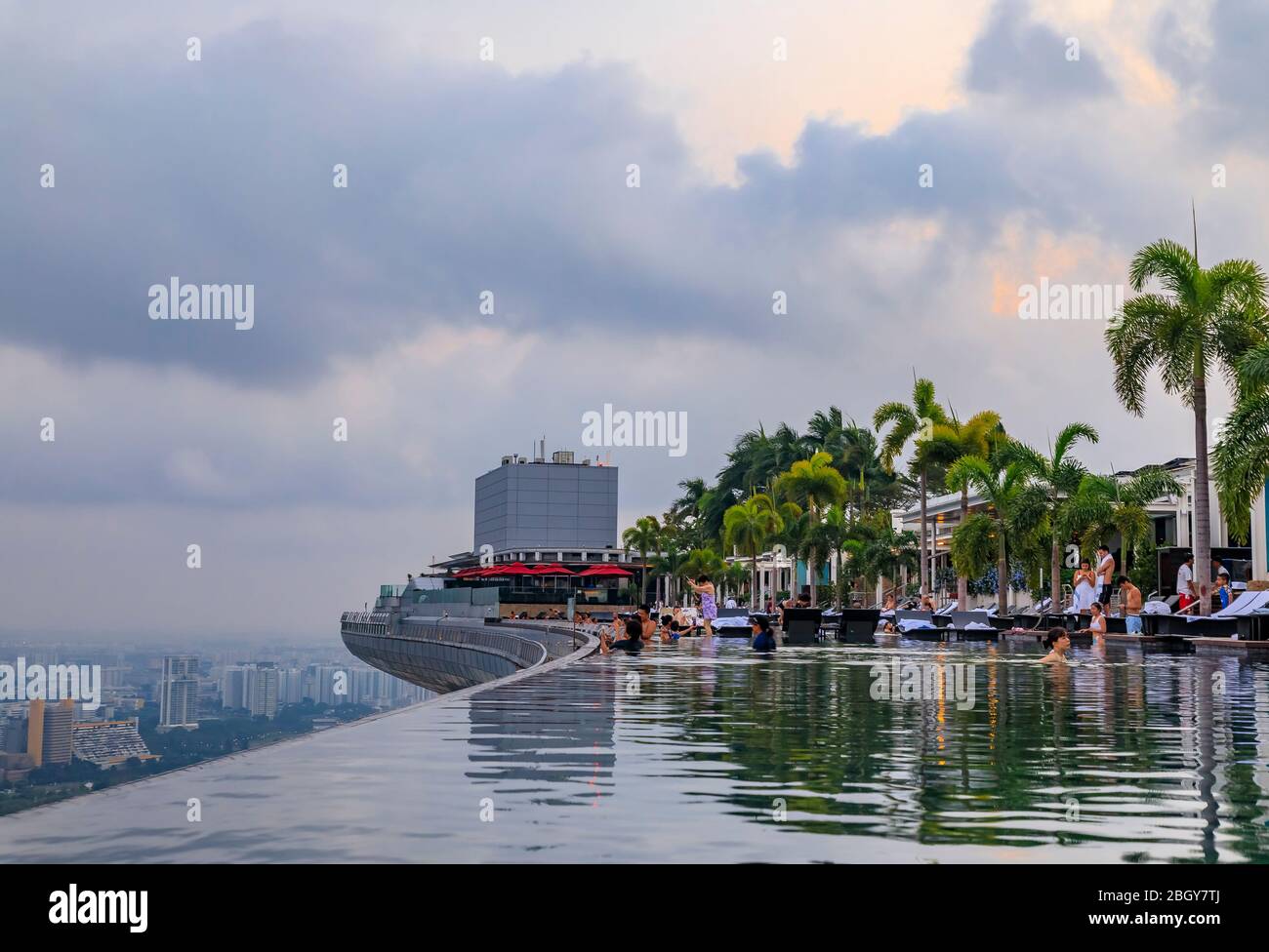 Singapur - September 07, 2019: Berühmte infinity Surf Board Pool in der Marina Bay Sands Hotel und die Skyline der Stadt mit Wolkenkratzern bei Sonnenaufgang Stockfoto